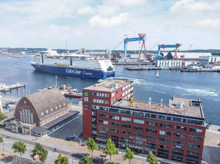 Kieler Förde mit Bürogebäude von getproject